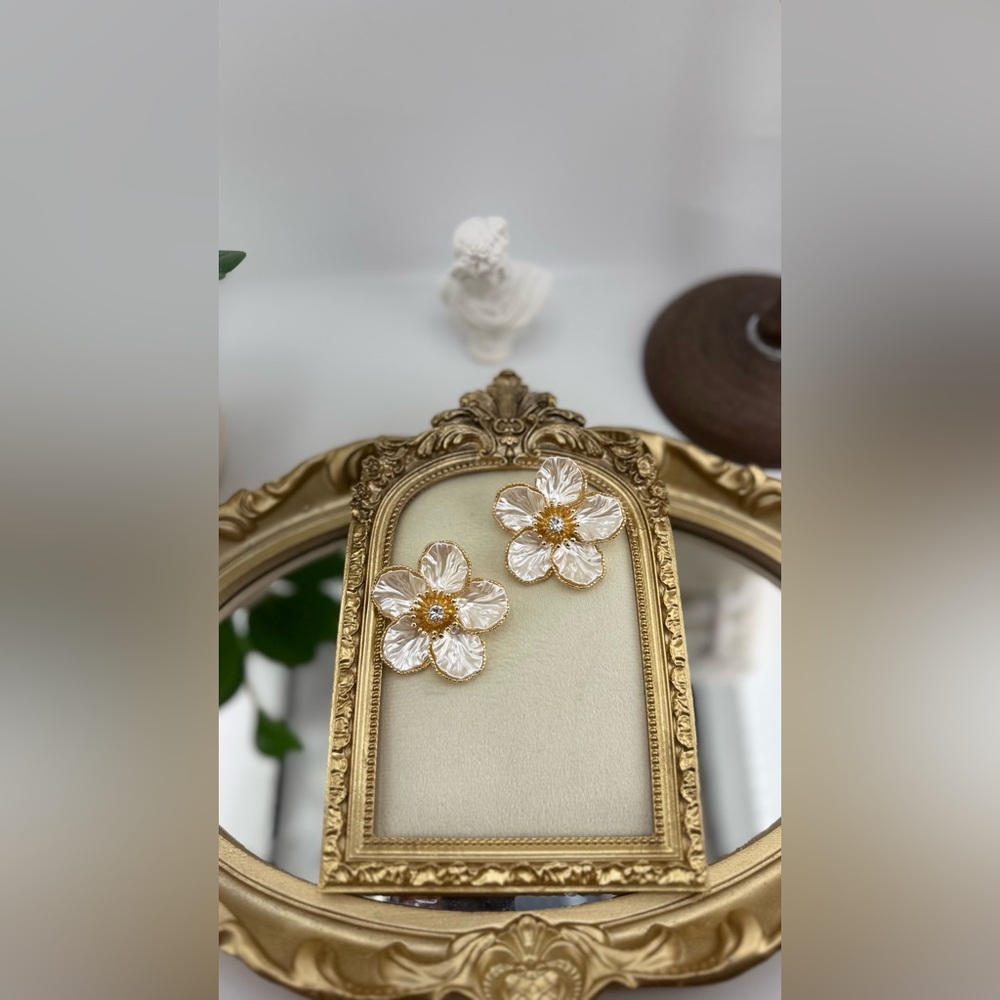 Ivory Floral Statement Earrings – Vintage-Inspired Elegance - Picture 4 of 13